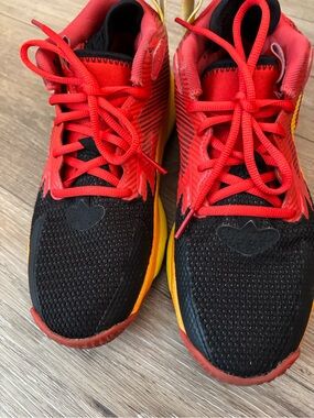 adidas spider Mitchell Kids Black, Red & Yellow Lightweight Sneakers